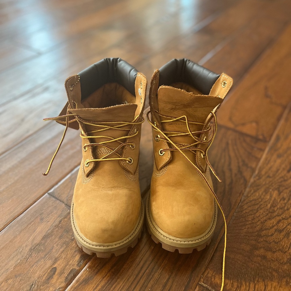 Timberlands size 5Men (equal to size 7 women) Women’s Boot